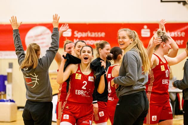 Hannover, Deutschland 20. Januar 2021: 1.BBL - Damen - 2020 2021 - TK Hannover vs. Gisa Lions SV Halle Dritte v.li. Mia Masic (Hannover) jubelt mit ihren Mannschaftskolleginnen nach ihrem Sieg. Sporthalle Birkenstraße Niedersachsen Copyright: xFotostandx xxMattheyx
