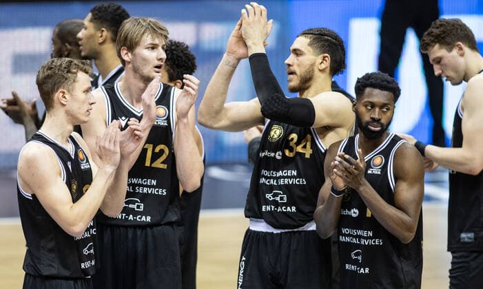 20.01.2021, Berlin, Basketball, MagentaSport BBL Pokal, Vorrunde, 1.Spieltag, Mercedes Benz Arena: ALBA Berlin - Basketball Loewen Braunschweig. Simon Roosch (l-r), Jannik Goettsche, Gavin Schilling, Bazoumana Kone und Lukas Meisner von Loewen Braunschweig bedanken sich nach der Niederlage. ALBA Berlin - Loewen Braunschweig