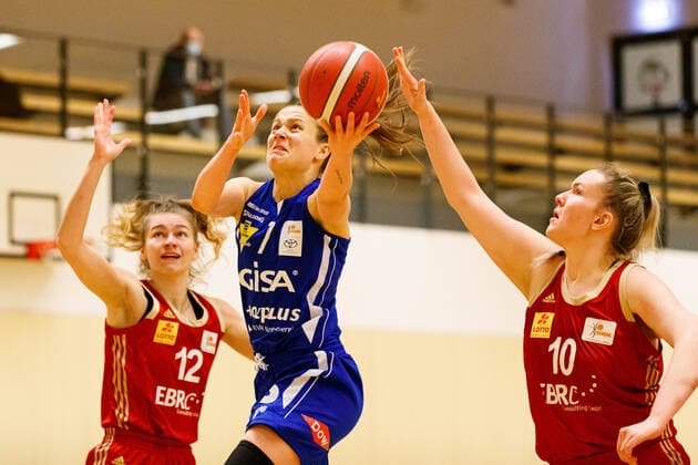 Hannover, Deutschland 20. Januar 2021: 1.BBL - Damen - 2020 2021 - TK Hannover vs. Gisa Lions SV Halle v. li. im Zweikampf Lara Rohkohl (Hannover), Laura Schinkel (Halle) und Teja Gorsic (Hannover) Sporthalle Birkenstraße Niedersachsen Copyright: xFotostandx xxMattheyx