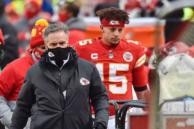 January 17, 2021, Kansas City, MO: Kansas City Chiefs quarterback Patrick Mahomes heads for the locker room to be examined after taking a hit to the head in the fourth quarter against the Cleveland Browns Sunday, January 17, 2021, at Arrowhead Stadium in Kansas City, Missouri. Mahomes did not return to the game. Kansas City - ZUMAm67_ 20210117_zaf_m67_052 Copyright: xJillxToyoshibax