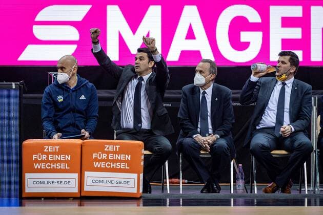 Basketball Berlin 20.01.2021 Saison 2020 2021 MAGENTA BBL Pokal Vorrunde Alba Berlin vs Basketball Löwen Braunschweig Israel Gonzalez (Alba Berlin, Assistenztrainer) 2.v.li. als leitender Trainer Aito Garcia Reneses (Alba Berlin, Trainer) 2.v.re. nach seiner Corona Erkrankung noch in der Rolle des Assitenztrainers Sebastian Trzcionka (Alba Berlin, Assistenztrainer) re. Pepe Silva Moreno (Alba Berlin, Athletiktrainer) li.