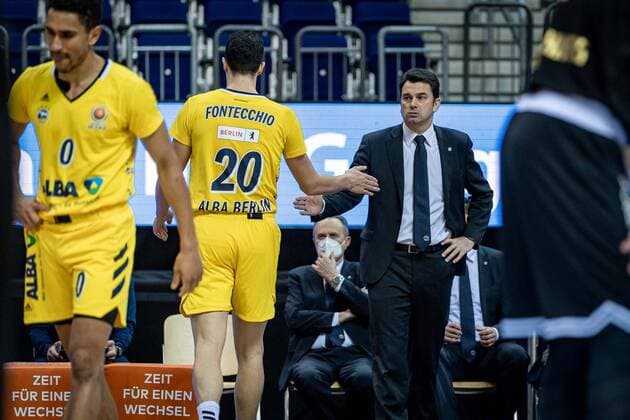 Basketball Berlin 20.01.2021 Saison 2020 2021 MAGENTA BBL Pokal Vorrunde Alba Berlin vs Basketball Löwen Braunschweig Israel Gonzalez (Alba Berlin, Assistenztrainer) als leitender Trainer Aito Garcia Reneses (Alba Berlin, Trainer) hi. nach seiner Corona Erkrankung noch in der Rolle des Assitenztrainers Simone Fontecchio (Alba Berlin, No.20)