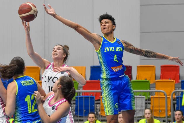Candice Duprre of USK, right, and Michelle Plouffe of Lyon in action during the women s Basketball European League B group 5th round match USK Praha vs Lyon in Prague, Czech Republic, January 21, 2021. (CTKxPhoto VitxSimanek) CTKPhotoP202101210958001  VIS 002