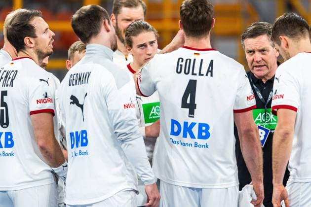 210121 Alfred Gislason, head coach of Germany during a time out in the 2021 IHF World Handball Championship match between Spain and Germany on January 21, 2021 in New Capital. Photo: Mathias Bergeld BILDBYRAN COP 200 MB0100 handball handboll handball spanien spain germany tyskland bbeng vm handball-vm handbolls-vm ihf handball World Championship, WM, Weltmeisterschaft world handball championship 2021 world championship 2021 Copyright: MATHIASxBERGELD BB210121MB041