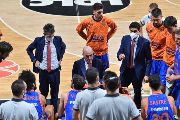 Jaume Ponsarnau (entraineur valence) et ses joeurs BASKETBALL : LDLC ASVEL vs Valence - Euroleague - 21 01 2021 FredericChambert Panoramic 