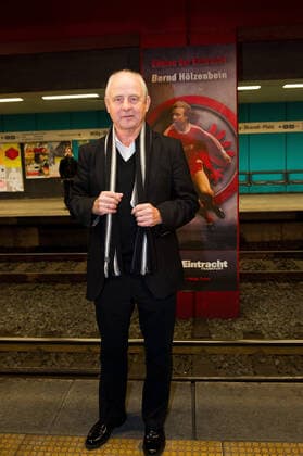 Säulen der Eintracht 23.01.2013 Frankfurt x1x Präsentation der Säulen der Eintracht an der U-Bahn-Station Willy-Brandt-Platz. Bernd Hölzenbein (ehemaliger Spieler Eintracht Frankfurt). Frankfurt Frankfurt Hessen Germany