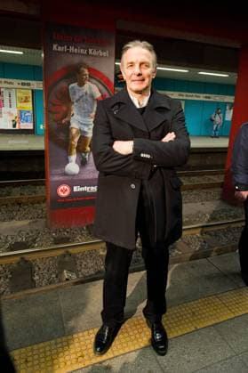 Säulen der Eintracht 23.01.2013 Frankfurt x1x Präsentation der Säulen der Eintracht an der U-Bahn-Station Willy-Brandt-Platz. Karl-Heinz Körbel (ehemaliger Spieler Eintracht Frankfurt). Frankfurt Frankfurt Hessen Germany