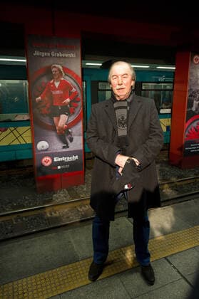 Säulen der Eintracht 23.01.2013 Frankfurt x1x Präsentation der Säulen der Eintracht an der U-Bahn-Station Willy-Brandt-Platz. Jürgen Grabowski (ehemaliger Spieler Eintracht Frankfurt). Frankfurt Frankfurt Hessen Germany