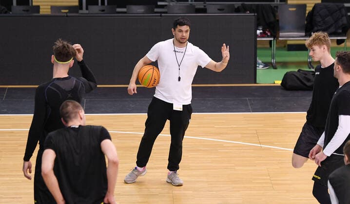 Basketball 2. Bundesliga 2020 2021 Tigers Tuebingen 22.01.2021 Training der Tigers Tuebingen in der Volksbank Arena in Rottenburg: Trainer Daniel Jansson (Mitte)