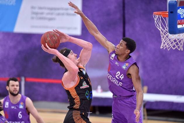 Dennis Clifford (Rasta Vechta) (am Ball, beim Wurf), Aubrey Dawkins (BG Goettingen) (R) , Basketball, Bundesliga, BBL, BG Goettingen - SC Rasta Vechta, 22.01.2021, BG Goettingen - SC Rasta Vechta, Basketball, Bundesliga, GER, BBL, 22.01.2021 Goettingen Copyright: xSippel xEibner-Pressefotox EP_rsl