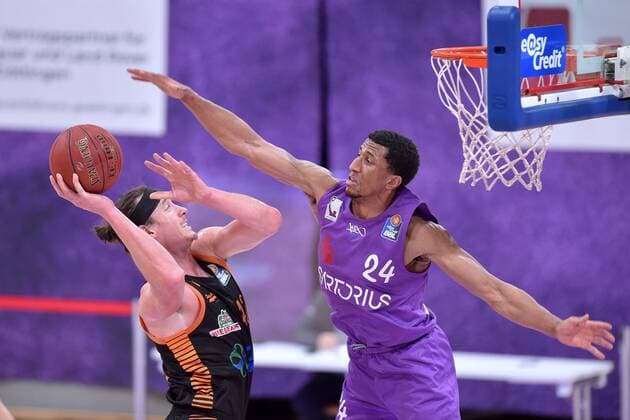 Dennis Clifford (Rasta Vechta) (am Ball, beim Wurf), Aubrey Dawkins (BG Goettingen) (R) , Basketball, Bundesliga, BBL, BG Goettingen - SC Rasta Vechta, 22.01.2021, BG Goettingen - SC Rasta Vechta, Basketball, Bundesliga, GER, BBL, 22.01.2021 Goettingen Copyright: xSippel xEibner-Pressefotox EP_rsl