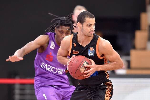Jean Salumu (Rasta Vechta) (am Ball) und Dieshuan Booker (BG Goettingen) (L, hinten) , Basketball, Bundesliga, BBL, BG Goettingen - SC Rasta Vechta, 22.01.2021, BG Goettingen - SC Rasta Vechta, Basketball, Bundesliga, GER, BBL, 22.01.2021 Goettingen Copyright: xSippel xEibner-Pressefotox EP_rsl