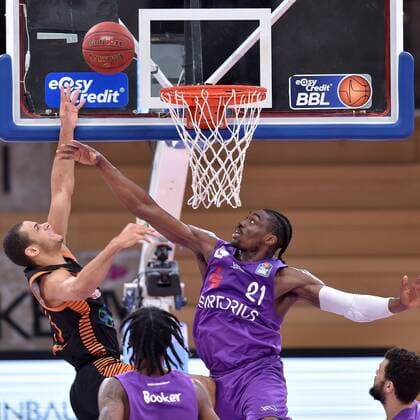 Korbeleger von Jean Salumu (Rasta Vechta), Tai Odiase (BG Goettingen) (R) , Basketball, Bundesliga, BBL, BG Goettingen - SC Rasta Vechta, 22.01.2021, BG Goettingen - SC Rasta Vechta, Basketball, Bundesliga, GER, BBL, 22.01.2021 Goettingen Copyright: xSippel xEibner-Pressefotox EP_rsl
