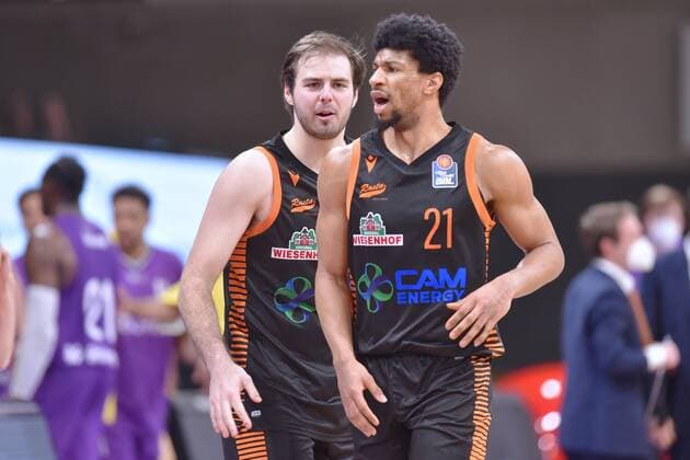 Jesse Hunt (Rasta Vechta) (hinten ) und Jordan Barnett (Rasta Vechta) freuen sich , Basketball, Bundesliga, BBL, BG Goettingen - SC Rasta Vechta, 22.01.2021, BG Goettingen - SC Rasta Vechta, Basketball, Bundesliga, GER, BBL, 22.01.2021 Goettingen Copyright: xSippel xEibner-Pressefotox EP_rsl