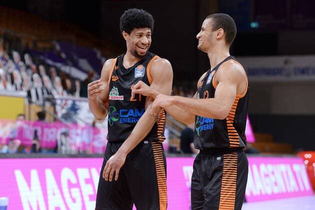 Jubel, Freude bei Jordan Barnett (Rasta Vechta) (L) und Jean Salumu (R) , Basketball, Bundesliga, BBL, BG Goettingen - SC Rasta Vechta, 22.01.2021, BG Goettingen - SC Rasta Vechta, Basketball, Bundesliga, GER, BBL, 22.01.2021 Goettingen Copyright: xSippel xEibner-Pressefotox EP_rsl