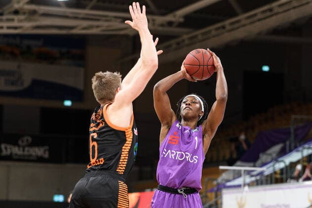 BG Göttingen - Rasta Vechta 22.01.2021, Basketball-Bundesliga easyCredit-BBL, Saison 2020 2021, Hauptrunde, 14. Spieltag, BG Göttingen - Rasta Vechta. Göttingens Deishuan Booker (r) spielt gegen Vechtas Tim Hasbargen. Göttingen Niedersachsen Deutschland
