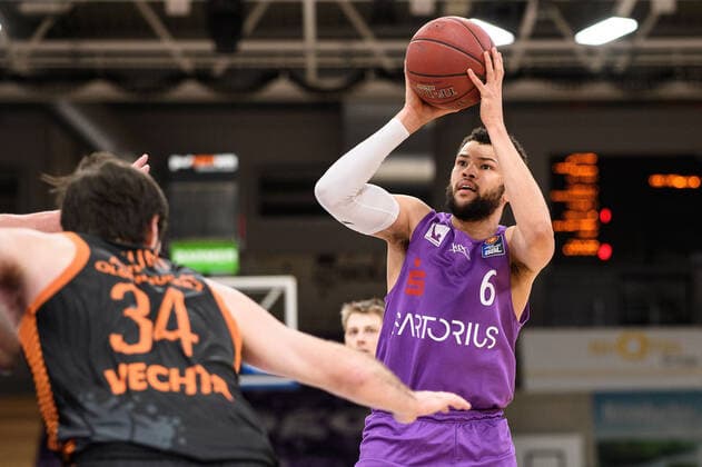 BG Göttingen - Rasta Vechta 22.01.2021, Basketball-Bundesliga easyCredit-BBL, Saison 2020 2021, Hauptrunde, 14. Spieltag, BG Göttingen - Rasta Vechta. Göttingens Luke Nelson (r) spielt gegen Vechtas Jesse Hunt. Göttingen Niedersachsen Deutschland