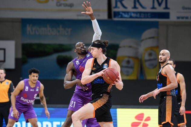 BG Göttingen - Rasta Vechta 22.01.2021, Basketball-Bundesliga easyCredit-BBL, Saison 2020 2021, Hauptrunde, 14. Spieltag, BG Göttingen - Rasta Vechta. Vechtas Dennis Clifford spielt gegen Göttingens Tai Odiase. Göttingen Niedersachsen Deutschland