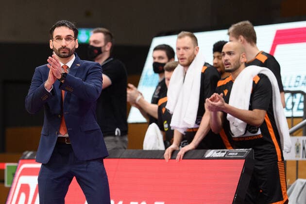 BG Göttingen - Rasta Vechta 22.01.2021, Basketball-Bundesliga easyCredit-BBL, Saison 2020 2021, Hauptrunde, 14. Spieltag, BG Göttingen - Rasta Vechta. Vechtas Trainer Thomas Päch (l). Göttingen Niedersachsen Deutschland