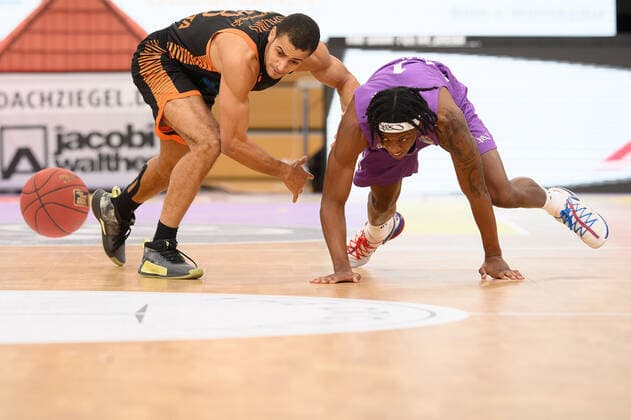 BG Göttingen - Rasta Vechta 22.01.2021, Basketball-Bundesliga easyCredit-BBL, Saison 2020 2021, Hauptrunde, 14. Spieltag, BG Göttingen - Rasta Vechta. Vechtas Jean Salumu (l) spielt gegen Göttingens Deishuan Booker. Göttingen Niedersachsen Deutschland