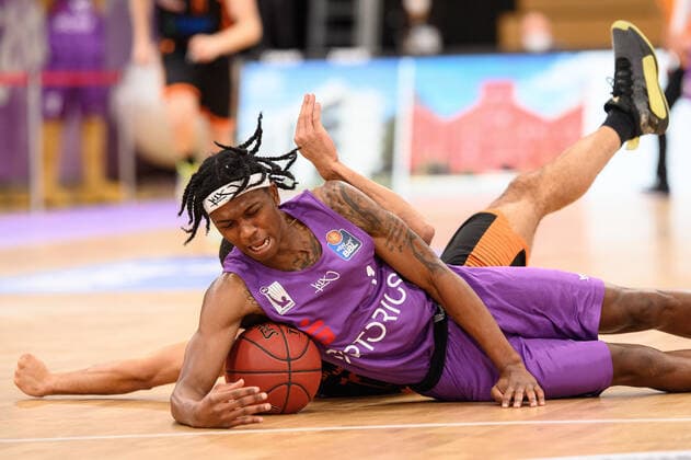BG Göttingen - Rasta Vechta 22.01.2021, Basketball-Bundesliga easyCredit-BBL, Saison 2020 2021, Hauptrunde, 14. Spieltag, BG Göttingen - Rasta Vechta. Vechtas Jean Salumu (l) spielt gegen Göttingens Deishuan Booker. Göttingen Niedersachsen Deutschland