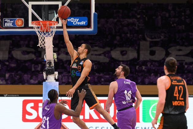 BG Göttingen - Rasta Vechta 22.01.2021, Basketball-Bundesliga easyCredit-BBL, Saison 2020 2021, Hauptrunde, 14. Spieltag, BG Göttingen - Rasta Vechta. Vechtas Jean Salumu wirft auf den Korb. Göttingen Niedersachsen Deutschland