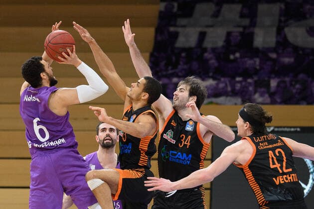 BG Göttingen - Rasta Vechta 22.01.2021, Basketball-Bundesliga easyCredit-BBL, Saison 2020 2021, Hauptrunde, 14. Spieltag, BG Göttingen - Rasta Vechta. Göttingens Luke Nelson (l) wirft auf den Korb. Göttingen Niedersachsen Deutschland