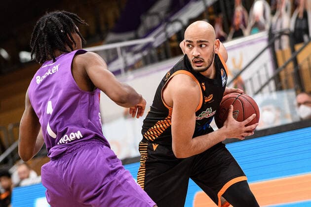BG Göttingen - Rasta Vechta 22.01.2021, Basketball-Bundesliga easyCredit-BBL, Saison 2020 2021, Hauptrunde, 14. Spieltag, BG Göttingen - Rasta Vechta. Vechtas Stefan Peno (r) spielt gegen Göttingens Deishuan Booker. Göttingen Niedersachsen Deutschland