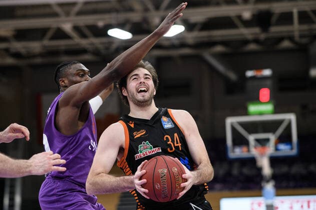 BG Göttingen - Rasta Vechta 22.01.2021, Basketball-Bundesliga easyCredit-BBL, Saison 2020 2021, Hauptrunde, 14. Spieltag, BG Göttingen - Rasta Vechta. Vechtas Jesse Hunt (r) spielt gegen Göttingens Tai Odiase. Göttingen Niedersachsen Deutschland