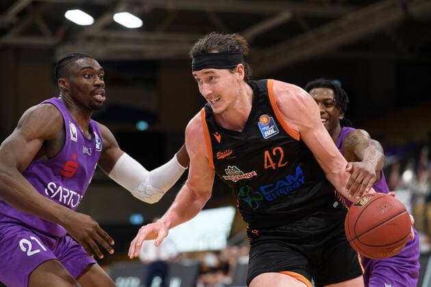 BG Göttingen - Rasta Vechta 22.01.2021, Basketball-Bundesliga easyCredit-BBL, Saison 2020 2021, Hauptrunde, 14. Spieltag, BG Göttingen - Rasta Vechta. Vechtas Dennis Clifford (r) spielt gegen Göttingens Tai Odiase. Göttingen Niedersachsen Deutschland
