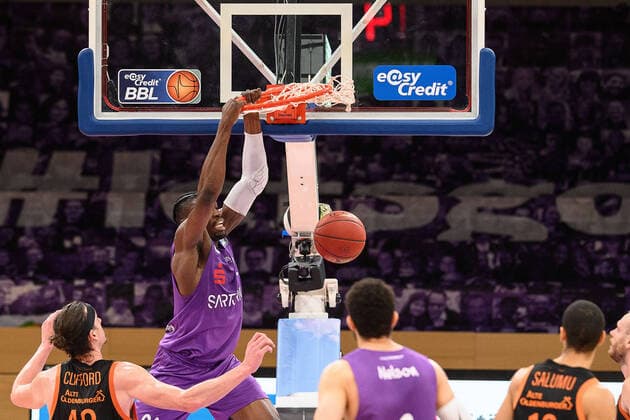 BG Göttingen - Rasta Vechta 22.01.2021, Basketball-Bundesliga easyCredit-BBL, Saison 2020 2021, Hauptrunde, 14. Spieltag, BG Göttingen - Rasta Vechta. Göttingens Tai Odiase beim Dunking. Göttingen Niedersachsen Deutschland
