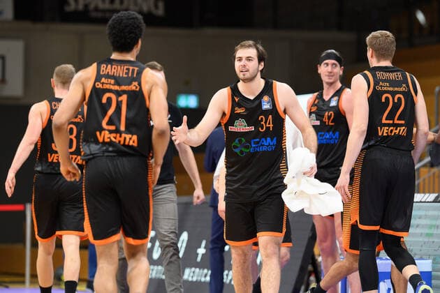 BG Göttingen - Rasta Vechta 22.01.2021, Basketball-Bundesliga easyCredit-BBL, Saison 2020 2021, Hauptrunde, 14. Spieltag, BG Göttingen - Rasta Vechta. Vechtas Spieler klatschen ab. Göttingen Niedersachsen Deutschland