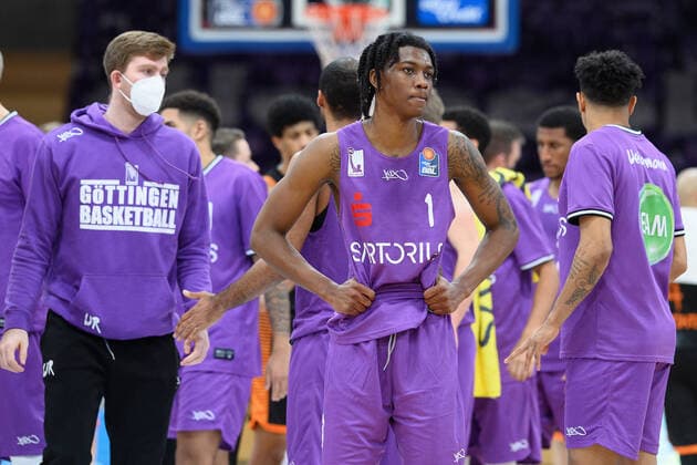 BG Göttingen - Rasta Vechta 22.01.2021, Basketball-Bundesliga easyCredit-BBL, Saison 2020 2021, Hauptrunde, 14. Spieltag, BG Göttingen - Rasta Vechta. Göttingens Deishuan Booker und Mitspieler stehen auf dem Feld. Göttingen Niedersachsen Deutschland
