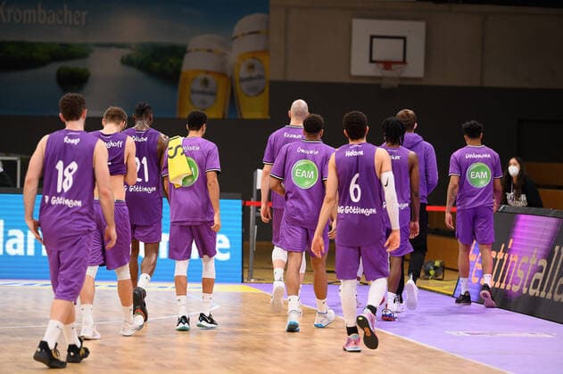 BG Göttingen - Rasta Vechta 22.01.2021, Basketball-Bundesliga easyCredit-BBL, Saison 2020 2021, Hauptrunde, 14. Spieltag, BG Göttingen - Rasta Vechta. Göttingens Spieler verlassen die Halle Feld. Göttingen Niedersachsen Deutschland