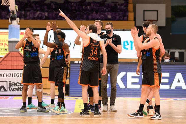 BG Göttingen - Rasta Vechta 22.01.2021, Basketball-Bundesliga easyCredit-BBL, Saison 2020 2021, Hauptrunde, 14. Spieltag, BG Göttingen - Rasta Vechta. Vechtas Spieler stehen nach dem Spiel auf dem Feld. Göttingen Niedersachsen Deutschland