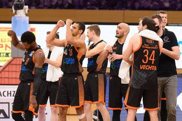 BG Göttingen - Rasta Vechta 22.01.2021, Basketball-Bundesliga easyCredit-BBL, Saison 2020 2021, Hauptrunde, 14. Spieltag, BG Göttingen - Rasta Vechta. Vechtas Spieler jubeln nach dem Spiel. Göttingen Niedersachsen Deutschland