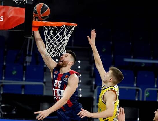 Basketball, EuroLeague, Saski Baskonia Vitoria - ALBA Berlin Baskonia s power forward Alec Peters (L) in action against ALBA s center Tim Schneider (R) during the Euroleague game between TD Systems Baskonia and ALBA Berlin at Fernando Buesa Arena pavilion in Vitoria, Basque Country, Spain, 22 January 2021. TD Systems Baskonia - ALBA Berlin !ACHTUNG: NUR REDAKTIONELLE NUTZUNG!  Copyright: xDavidxAguilarx GRAF5363 20210122-637469496545596823