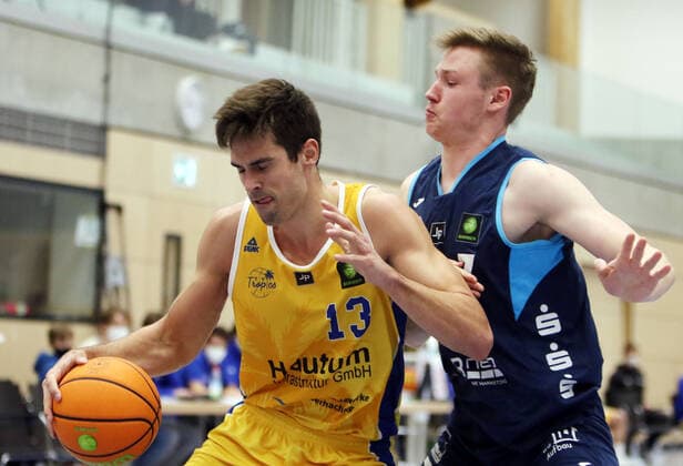 Oberhaching, Sporthalle, 22.01.21, Basketball, Herren, 2. Bundesliga Pro B; TSV Oberhaching Tropics vs Dresden Titans, im Bild von lins Bernhard BENKE (Oberhaching), Gabriel DOMROES (Dresden), Copyright: HMBxMediax xHeikoxBecker