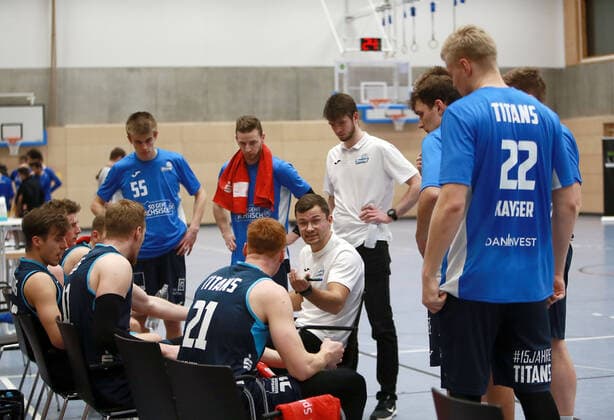 Oberhaching, Sporthalle, 22.01.21, Basketball, Herren, 2. Bundesliga Pro B; TSV Oberhaching Tropics vs Dresden Titans, im Bild Dresdner Mannschaft in einer Auszeit, in der Mitte Fabian STRAUSS (Dresden), Copyright: HMBxMediax xHeikoxBecker