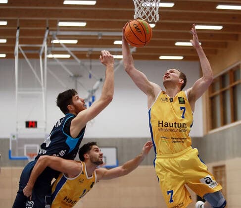 Oberhaching, Sporthalle, 22.01.21, Basketball, Herren, 2. Bundesliga Pro B; TSV Oberhaching Tropics vs Dresden Titans, im Bild links Max von der WIPPEL (Dresden), rechts Torsten WALTER (Oberhaching), Copyright: HMBxMediax xHeikoxBecker