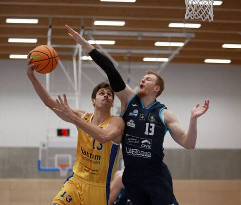 Oberhaching, Sporthalle, 22.01.21, Basketball, Herren, 2. Bundesliga Pro B; TSV Oberhaching Tropics vs Dresden Titans, im Bild von links Bernhard BENKE (Oberhaching), Georg VOIGTMANN (Dresden), Copyright: HMBxMediax xHeikoxBecker