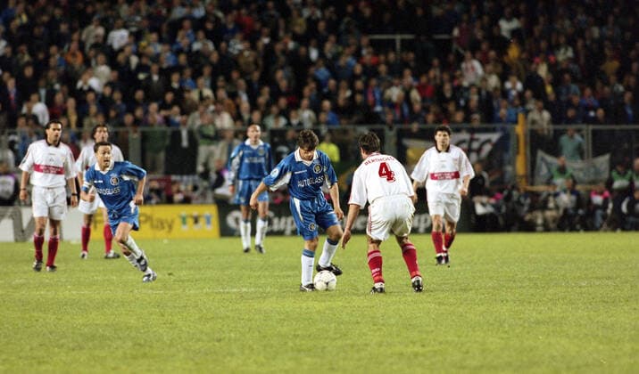 13.05.98 FC Chelsea - VfB Stuttgart Schweden, Stockholm, 13.05.1998, Fussball, Europapokal der Pokalsieger, Saison 1997 1998, Finale, FC Chelsea - VfB Stuttgart (1:0): v.l. Gianfranco Zola (FC Chelsea), Thomas Berthold (VfB Stuttgart). *** 13 05 98 FC Chelsea VfB Stuttgart Sweden, Stockholm, 13 05 1998, Football, European Cup Winners Cup, 1997 1998 season, Final, FC Chelsea VfB Stuttgart 1 0 v l Gianfranco Zola FC Chelsea , Thomas Berthold VfB Stuttgart