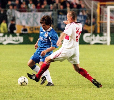 13.05.98 FC Chelsea - VfB Stuttgart Schweden, Stockholm, 13.05.1998, Fussball, Europapokal der Pokalsieger, Saison 1997 1998, Finale, FC Chelsea - VfB Stuttgart (1:0): v.l. Gianfranco Zola (FC Chelsea), Jochen Endress (VfB Stuttgart). *** 13 05 98 FC Chelsea VfB Stuttgart Sweden, Stockholm, 13 05 1998, Football, European Cup Winners Cup, 1997 1998 season, Final, FC Chelsea VfB Stuttgart 1 0 v l Gianfranco Zola FC Chelsea , Jochen Endress VfB Stuttgart