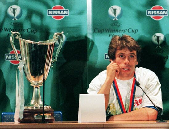 13.05.98 FC Chelsea - VfB Stuttgart Schweden, Stockholm, 13.05.1998, Fussball, Europapokal der Pokalsieger, Saison 1997 1998, Finale, FC Chelsea - VfB Stuttgart (1:0): Gianfranco Zola (FC Chelsea) mit Pokal. *** 13 05 98 FC Chelsea VfB Stuttgart Sweden, Stockholm, 13 05 1998, Football, European Cup Winners Cup, 1997 1998 season, Final, FC Chelsea VfB Stuttgart 1 0 Gianfranco Zola FC Chelsea with cup