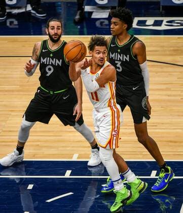 Atlanta Hawks guard Trae Young (C) passes the ball as Minnesota Timberwolves guard Ricky Rubio (9) and Minnesota Timberwolves forward Jaden McDaniels (3) look on during the second half of their NBA, Basketball Herren, USA basketball game between the Atlanta Hawks and the Minnesota Timberwolves at Target Center in Minneapolis, Minnesota, USA, 22 January, 2021. Atlanta Hawks at Minnesota Timberwolves !ACHTUNG: NUR REDAKTIONELLE NUTZUNG!  Copyright: xCRAIGxLASSIGx AME865 20210123-637469718900674891