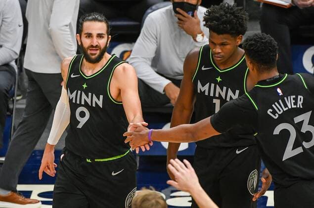 Minnesota Timberwolves guard Ricky Rubio (9) gets encouragement from Minnesota Timberwolves guard Jarrett Culver (23) after drawing a foul during the second half of their NBA, Basketball Herren, USA basketball game between the Atlanta Hawks and the Minnesota Timberwolves at Target Center in Minneapolis, Minnesota, USA, 22 January, 2021. Atlanta Hawks at Minnesota Timberwolves !ACHTUNG: NUR REDAKTIONELLE NUTZUNG!  Copyright: xCRAIGxLASSIGx AME863 20210123-637469718912862529