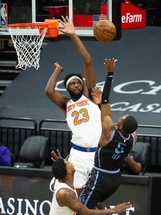 January 22, 2021, Sacramento, CA, USA: New York Knicks center Mitchell Robinson (23) blocks Sacramento Kings guard De Aaron Fox (5) shot during a game in the first quarter at Golden 1 Center on Friday, Jan. 22, 2021 in Sacramento. Sacramento USA - ZUMAj89_ 20210122_zaf_j89_007 Copyright: xPaulxKitagakixJr.x