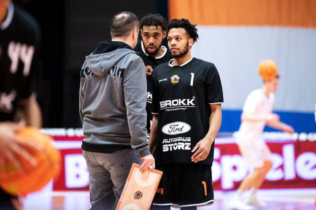 BARMER 2. Basketball Bundesliga ProA Saison 2020 2021 Spieltag 17 am 23.1.2021 Science City Jena vs wiha Panthers Schwenningen v.li. Trainer Alen Velcic (Schwenningen) im Austausch mit Courtney Jahlil Stockard (verdeckt) und Nate Britt (Schwenningen 0) Sparkassen Arena Jena