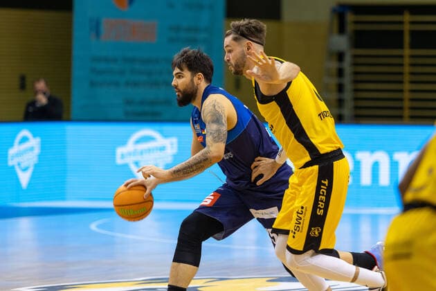 Marcel Keßen (Eisbären Bremerhaven, 15) Enosch Wolf (Tigers Tübingen, 8)¨¨¨Tigers Tübingen vs. Eisbären Bremerhaven, 2. Basketball, Bundesliga, Pro A, Barmer 2 Basketball, Spieltag 17, Spielzeit 2020 2021, 23.01.2021, ¨¨ Tigers Tübingen - Eisbären Bremerhaven, Basketball, 2. Bundesliga, Barmer 2 Basketball, Spieltag 17, Spielzeit 2020 2021, 23.01.2021 Rottenburg am Neckar Copyright: xNinaxSander xEibnerxPressefotoxIx EP_NSR