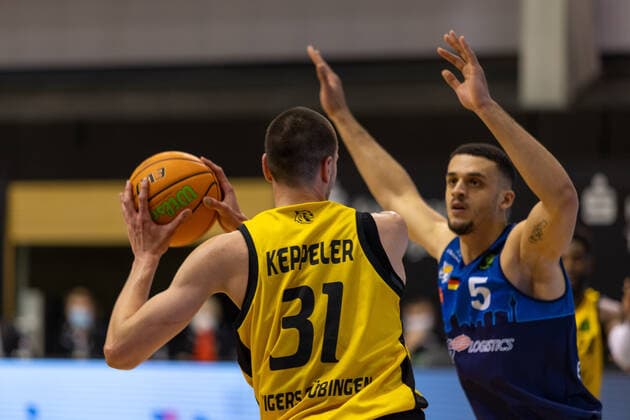 Daniel Keppeler (Tigers Tübingen, 31) Moses Pölking 1(Eisbären Bremerhaven, 5) ¨¨¨Tigers Tübingen vs. Eisbären Bremerhaven, 2. Basketball, Bundesliga, Pro A, Barmer 2 Basketball, Spieltag 17, Spielzeit 2020 2021, 23.01.2021, ¨¨ Tigers Tübingen - Eisbären Bremerhaven, Basketball, 2. Bundesliga, Barmer 2 Basketball, Spieltag 17, Spielzeit 2020 2021, 23.01.2021 Rottenburg am Neckar Copyright: xNinaxSander xEibnerxPressefotoxIx EP_NSR